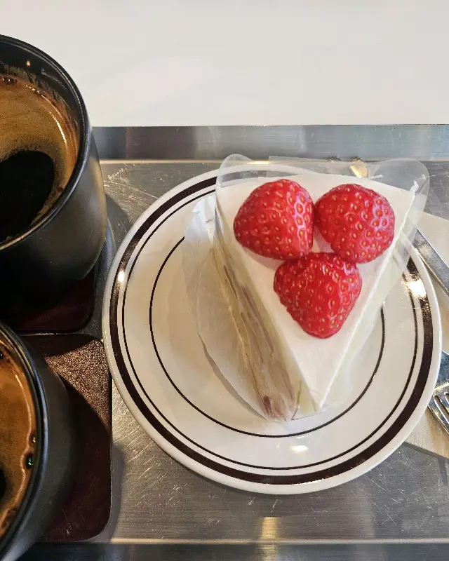 딸기 케이크와 카페 라떼