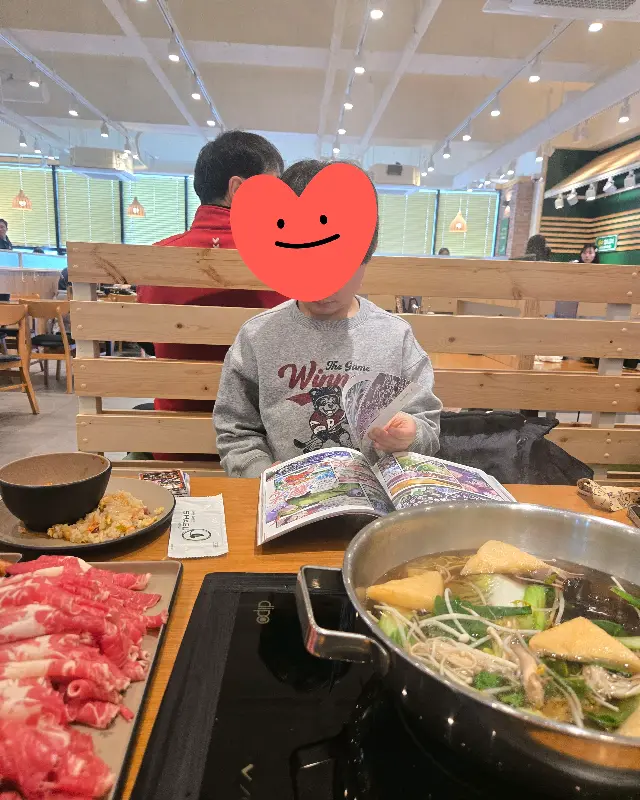 샤브샤브를 즐기는 아이의 모습