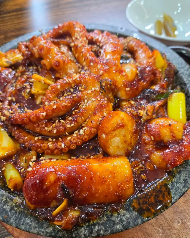 돌판 위의 낙지볶음