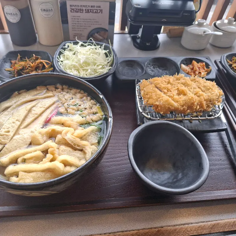 돈까스와 우동 한 상 차림
