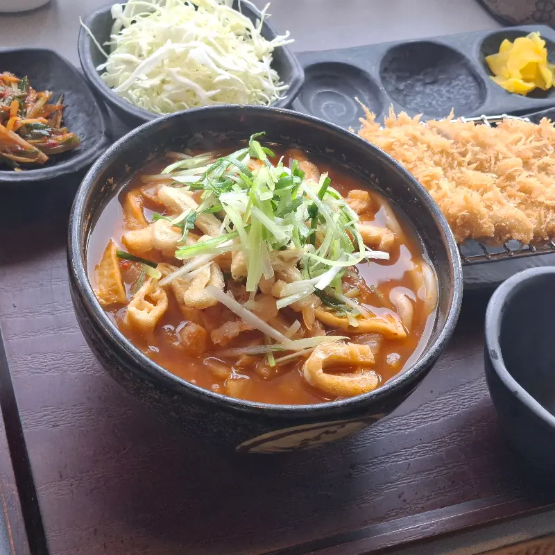 김치 우동의 붉은 빛깔