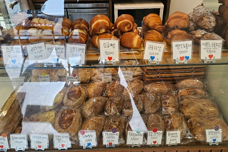 다양한 종류의 빵이 진열된 쇼케이스