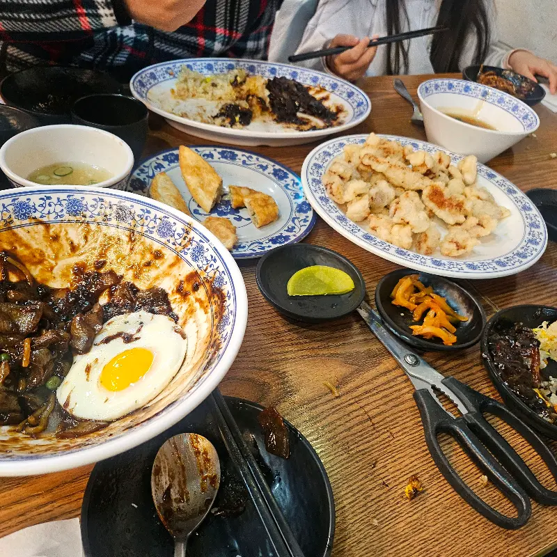 짜장면 먹는 모습