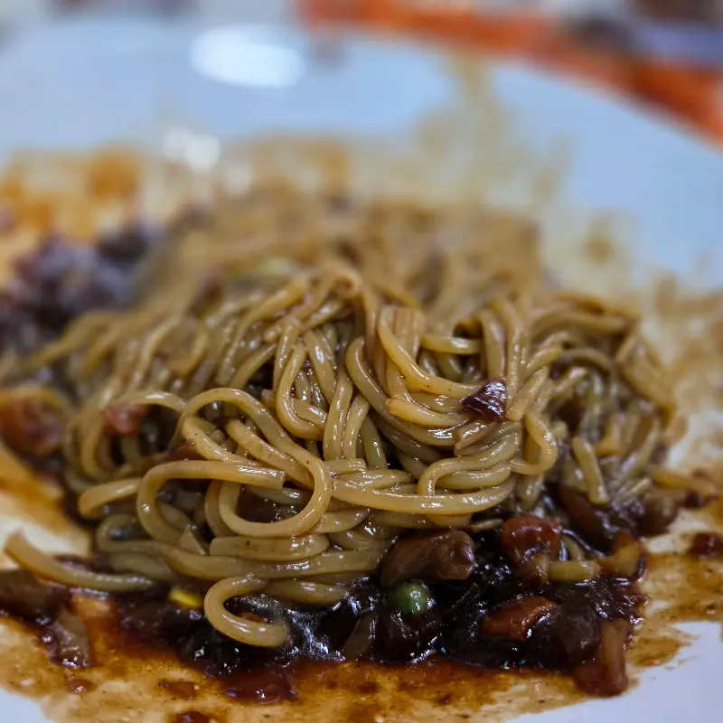 윤기가 흐르는 짜장면