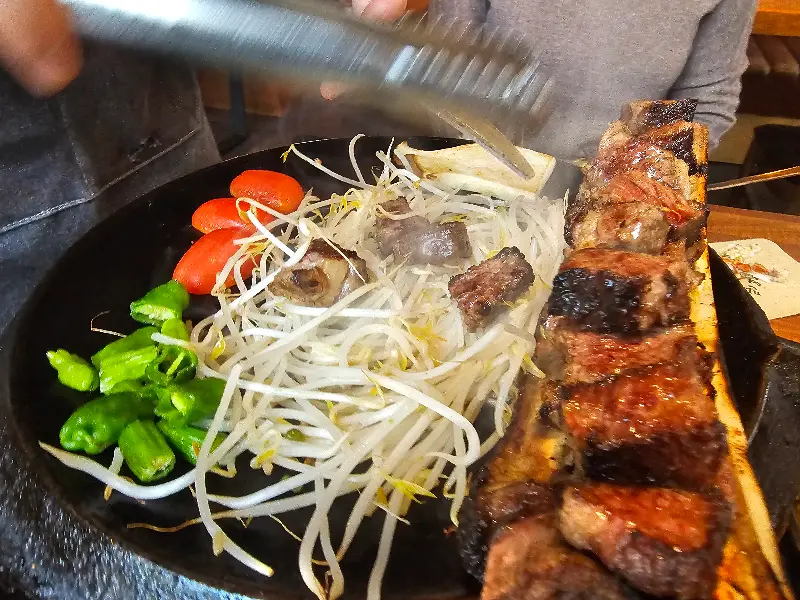 우대갈비와 환상적인 궁합을 자랑하는 다양한 곁들임 메뉴들.