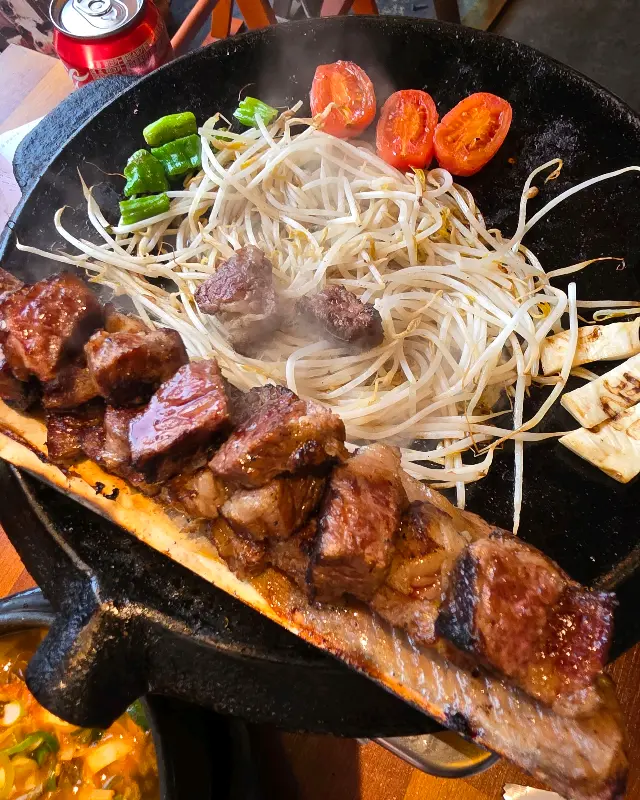 다양한 곁들임 메뉴와 함께 즐기는 우대갈비.