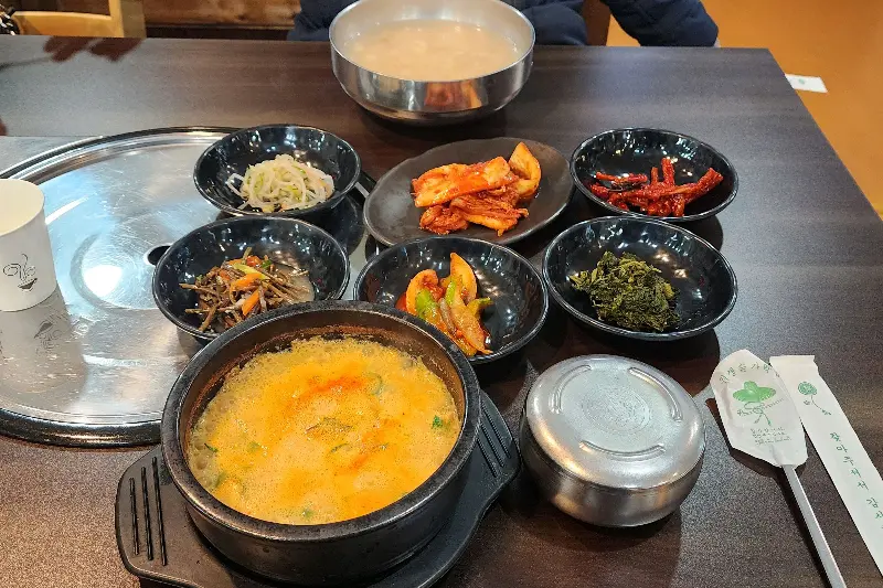 정갈한 밑반찬과 따뜻한 숭늉