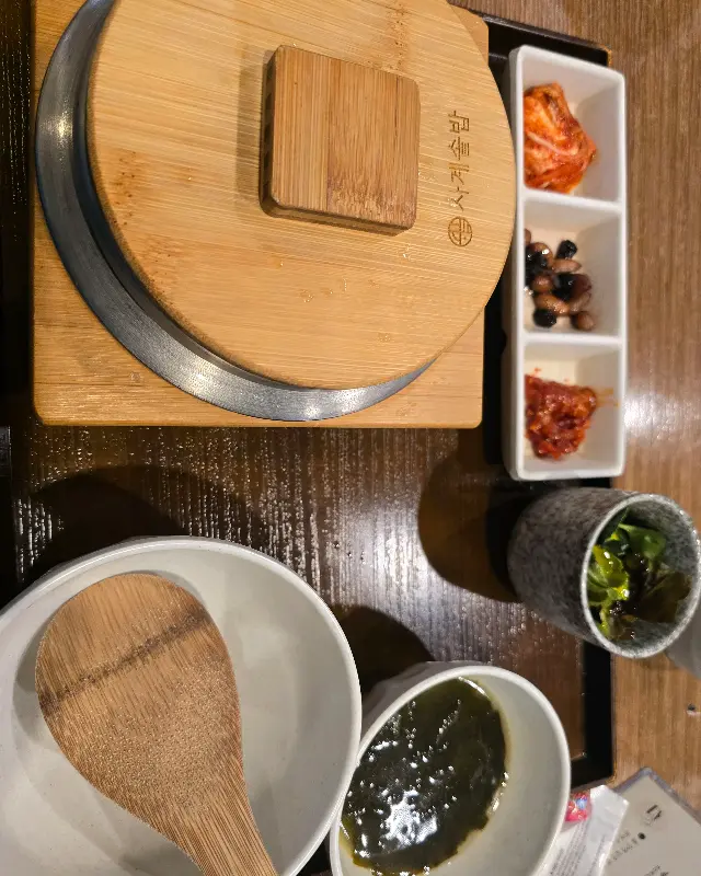 정갈한 솥밥 한 상 차림