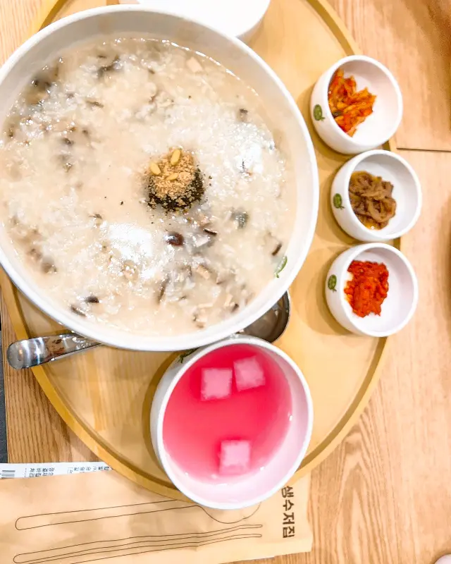정갈하게 차려진 죽 한 상