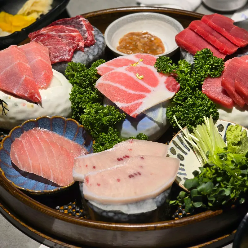 금박이 얹어진 고급스러운 참치