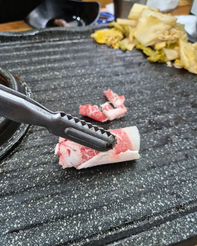 차돌박이를 집는 젓가락