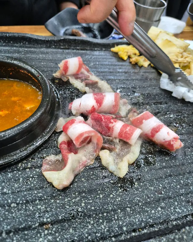 불판 위에서 익어가는 차돌박이