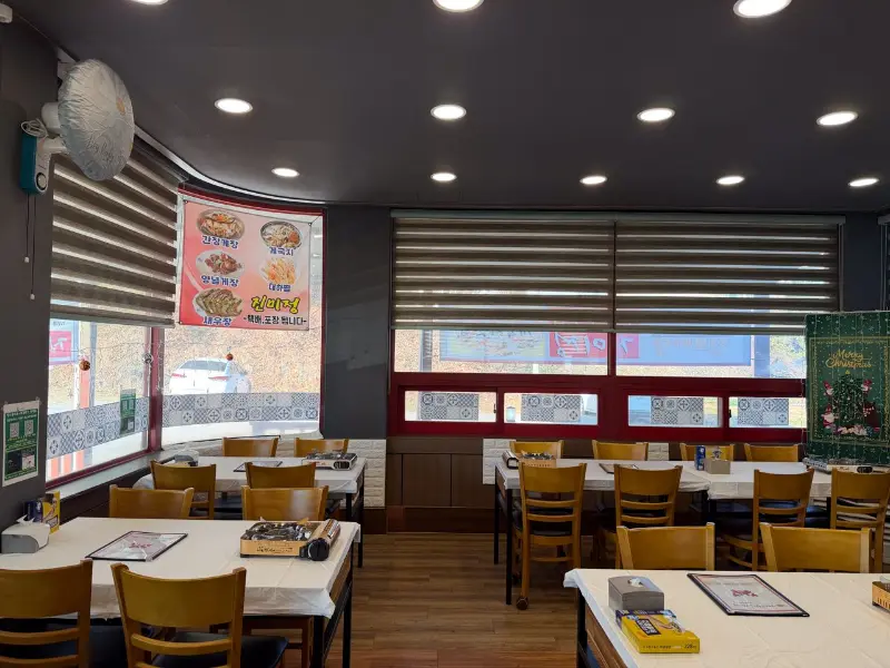 깔끔하고 쾌적한 식당 내부