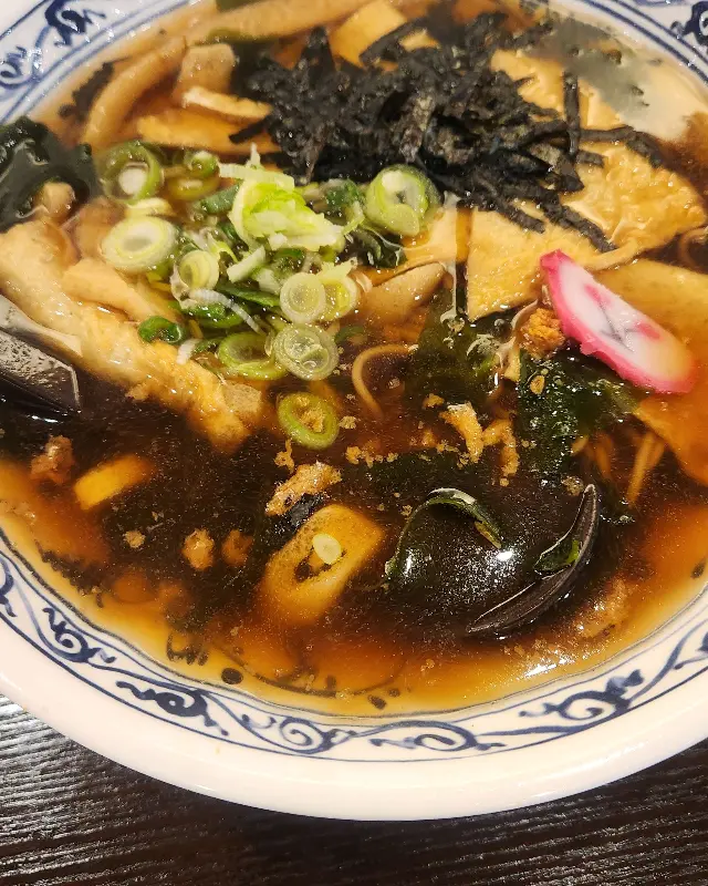 다양한 토핑이 올라간 우동