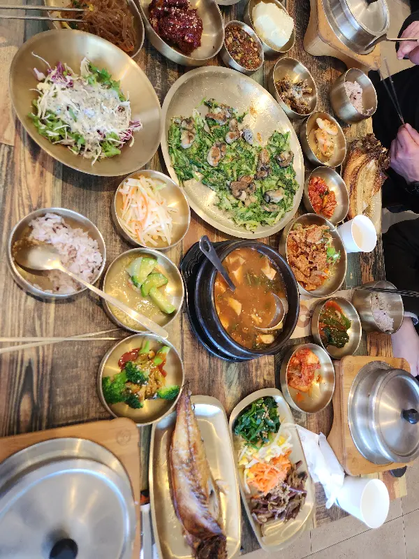 굴전과 다양한 반찬들