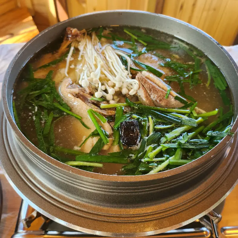 능이버섯이 듬뿍 들어간 오리백숙