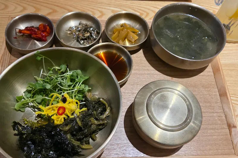 정갈하게 담긴 반찬들