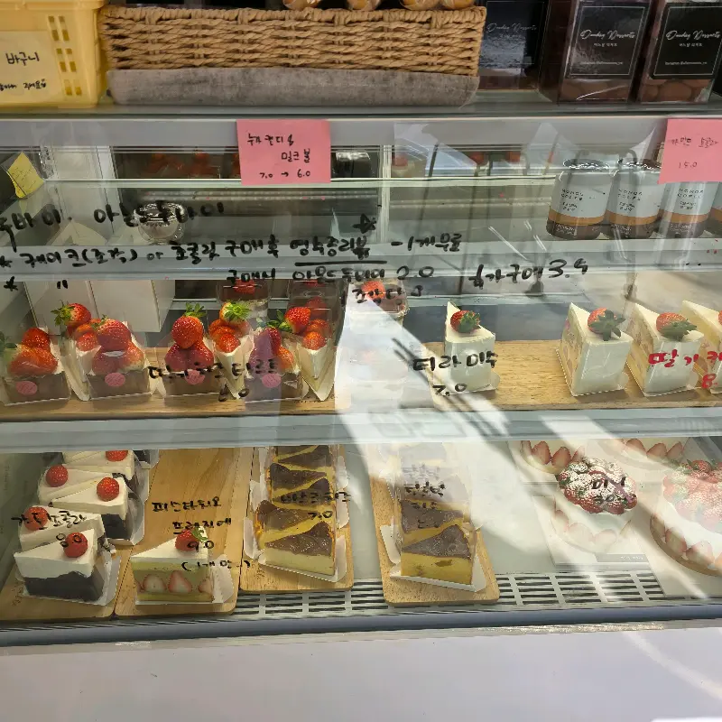 쇼케이스 가득 진열된 케이크