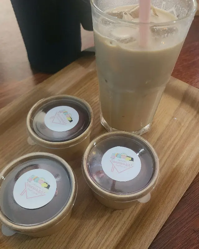 테이크 아웃한 두쫀쿠와 음료