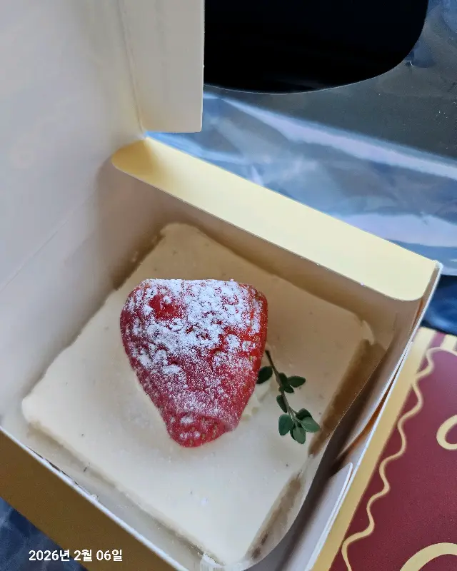 미엘 파티세리의 딸기 케이크 단면