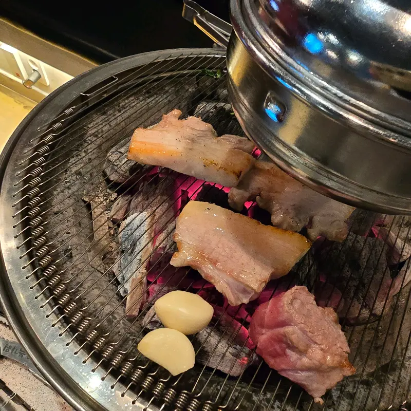 불판 위 곱창과 마늘