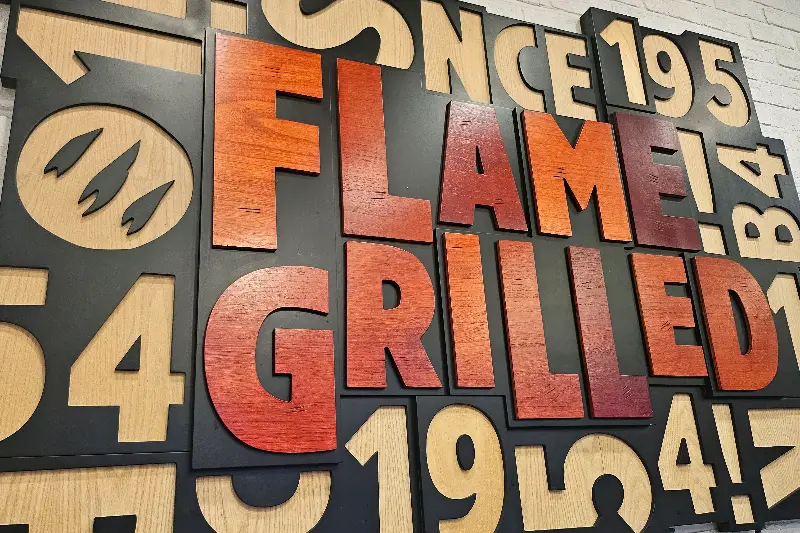 벽면에 장식된 'FLAME GRILLED' 문구