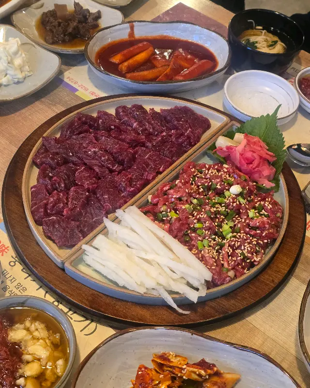 뭉티기와 육회를 한 번에 맛볼 수 있는 메뉴