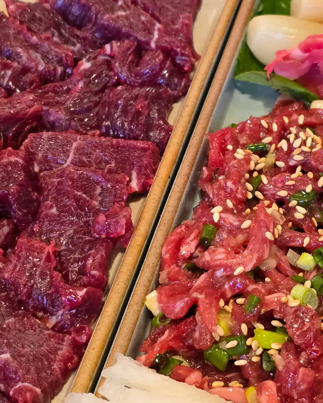 신선함이 느껴지는 뭉티기의 클로즈업 사진