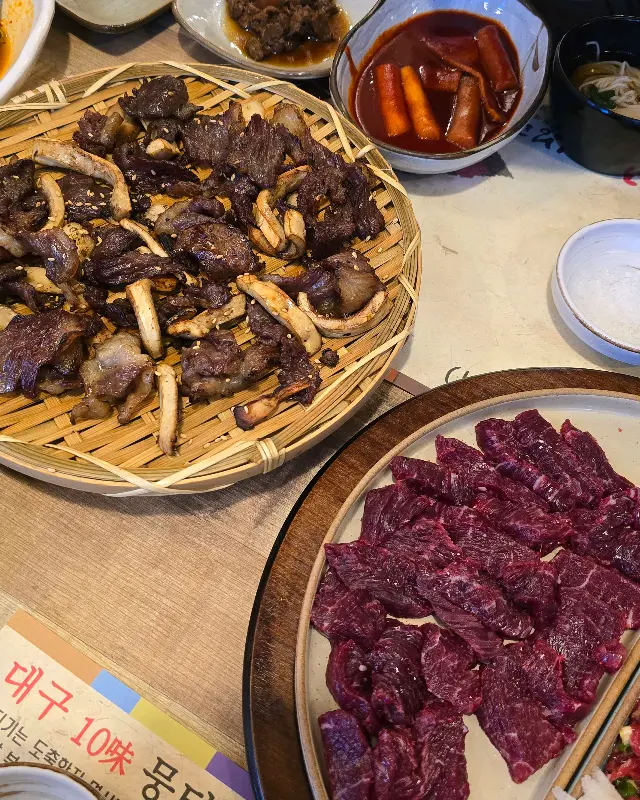 뭉티기와 오드레기를 함께 즐기는 모습