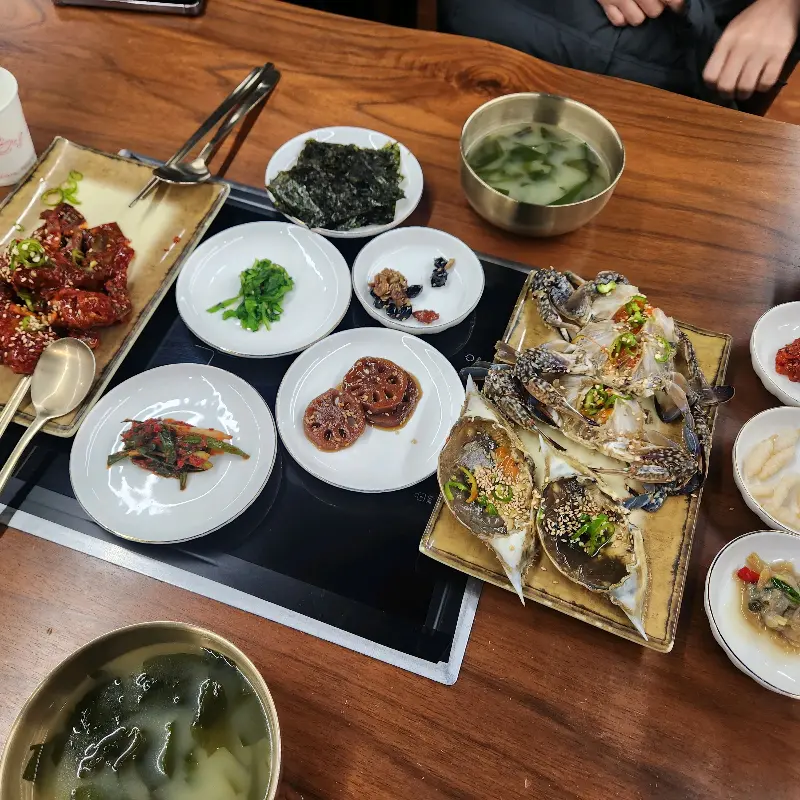 테이블 가득 차려진 게장 한 상