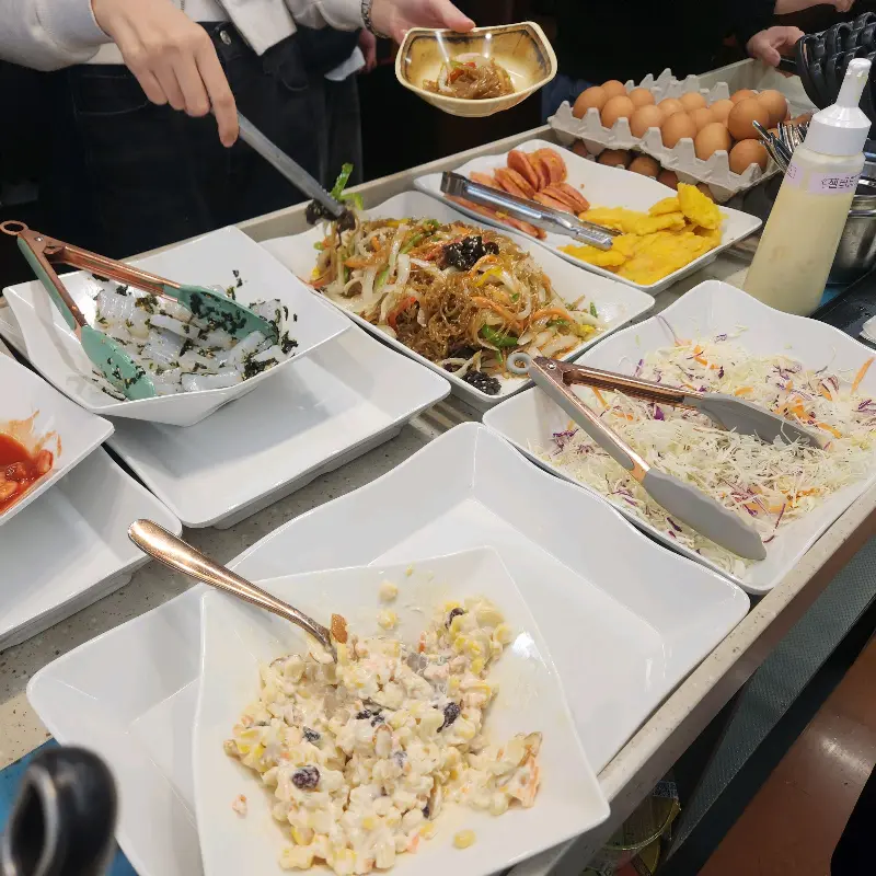 다양한 반찬이 준비된 샐러드바