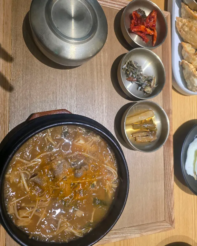 정갈한 반찬과 찌개 한 상