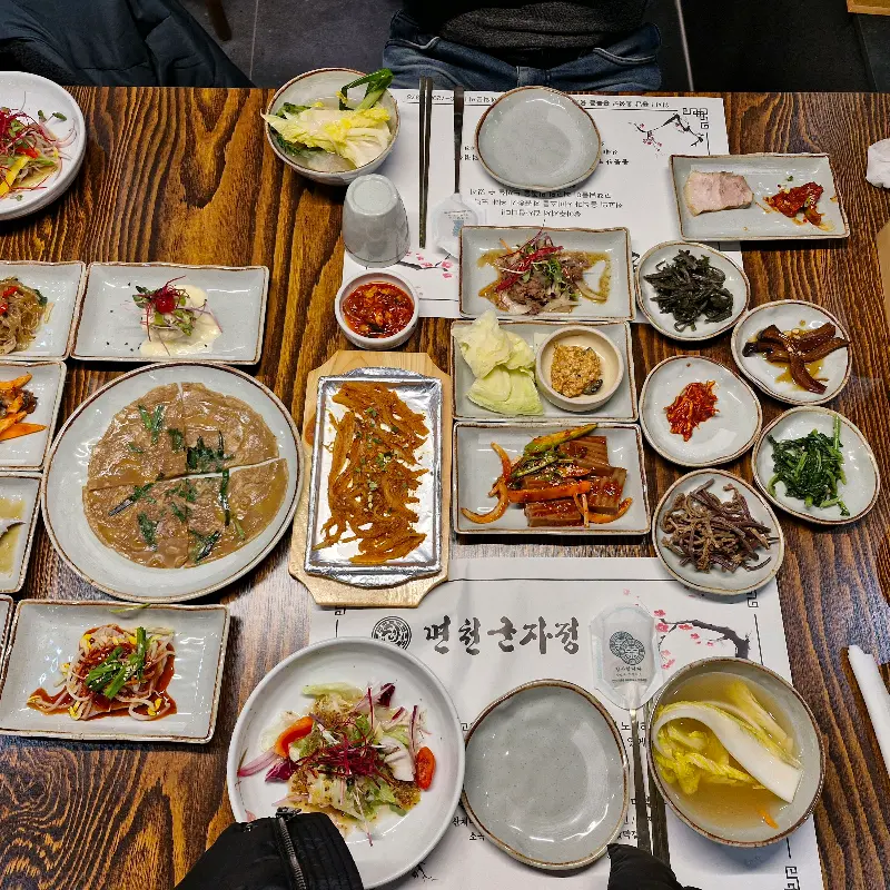 정갈하게 담긴 반찬들