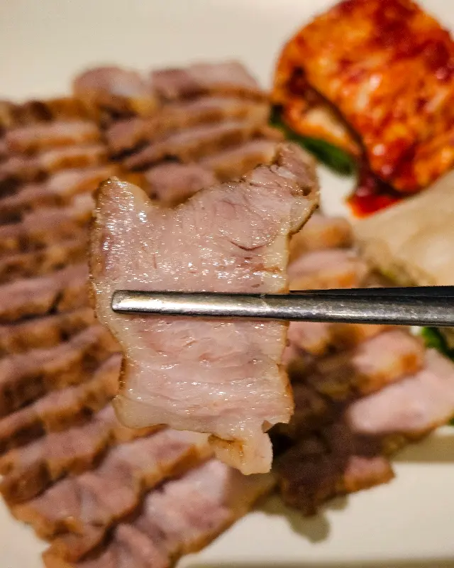 젓가락으로 집어 올린 보쌈