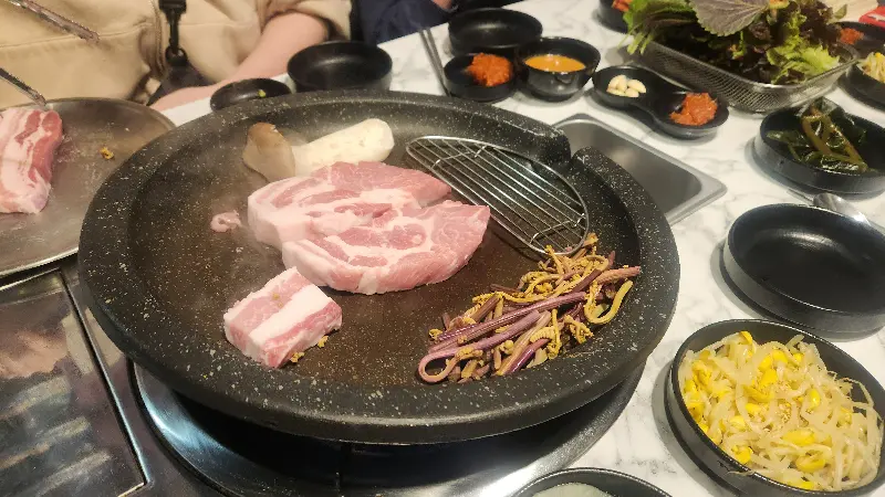 불판에 올려진 고기들