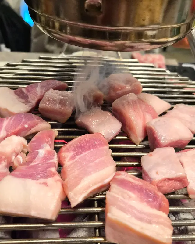 불판 위의 고기