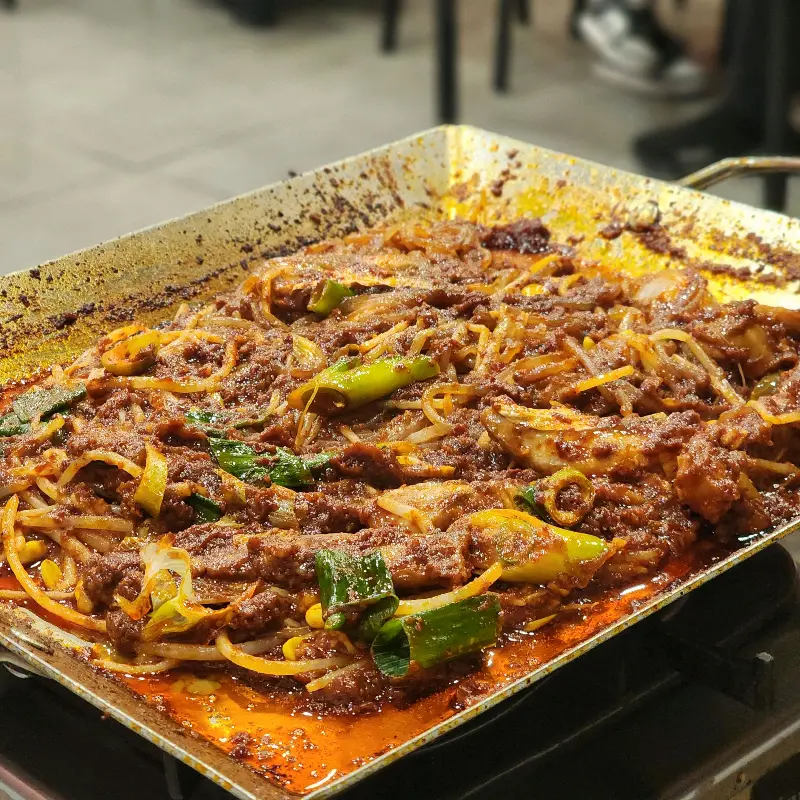 양념이 잘 배어든 복어와 콩나물, 당면의 조화