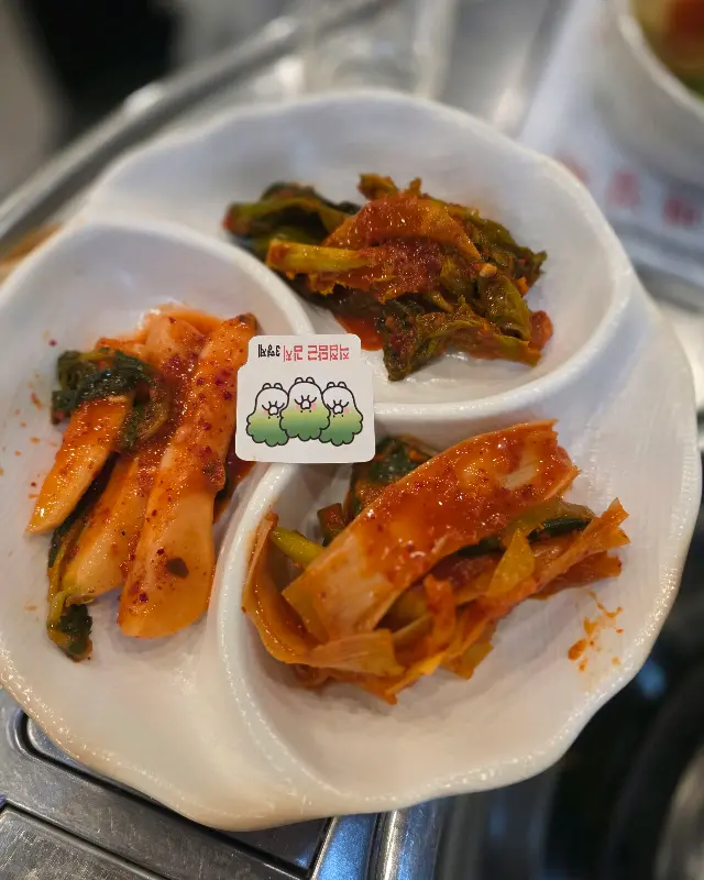 정갈하게 담겨 나오는 김치 3종 세트