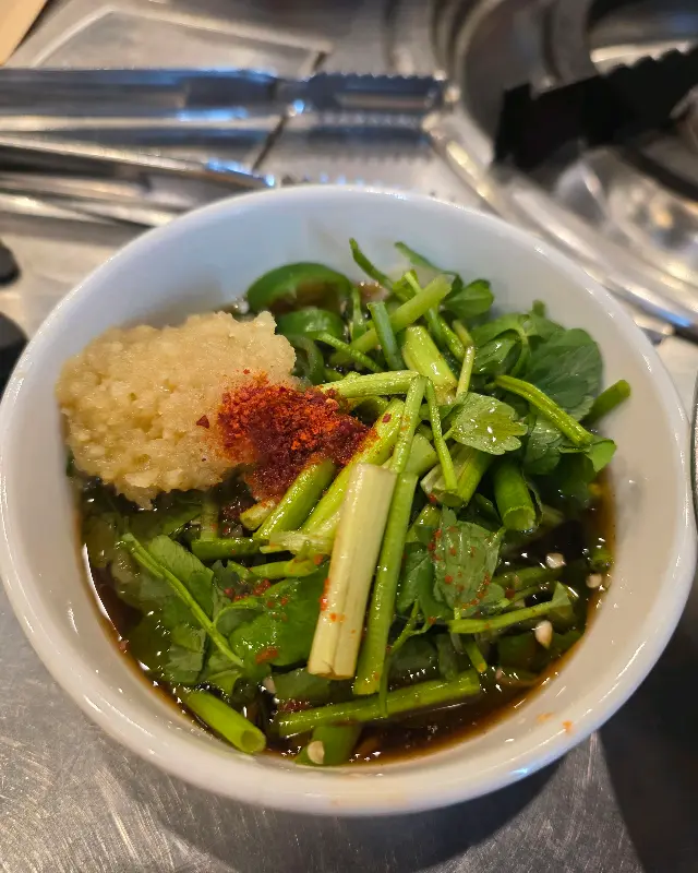 미나리, 마늘, 고추가 들어간 특제 소스