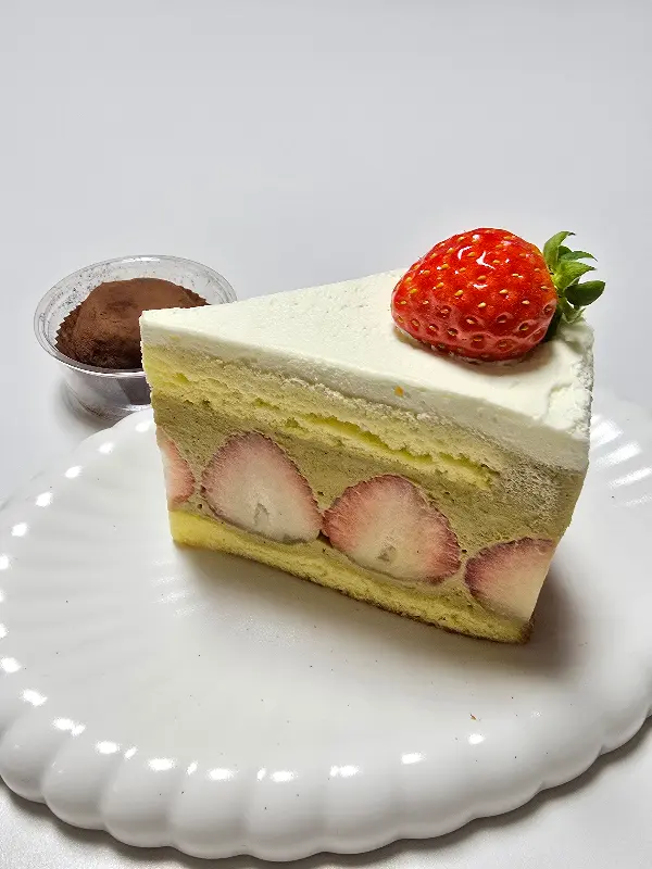 딸기 케이크와 두쫀쿠