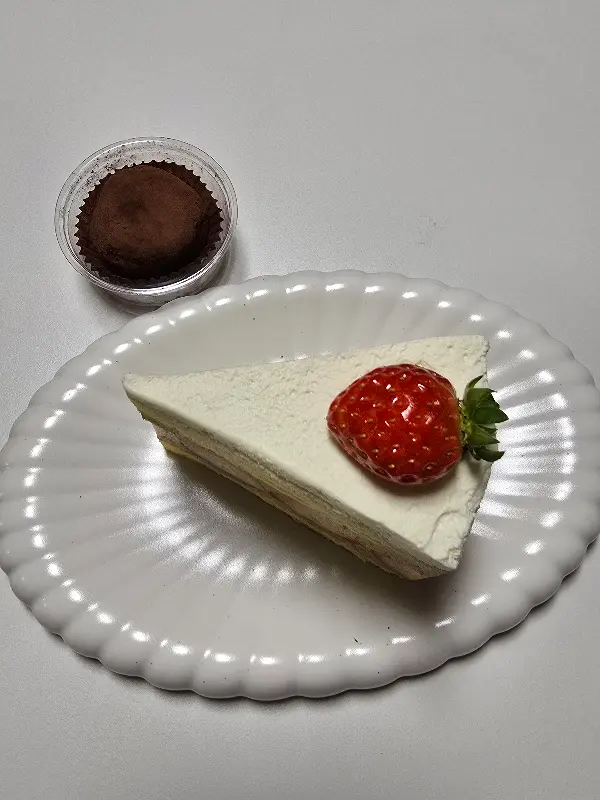 정갈하게 담긴 케이크와 까눌레