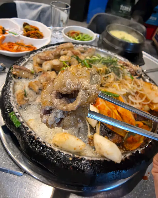 젓가락으로 집어 올린 곱창