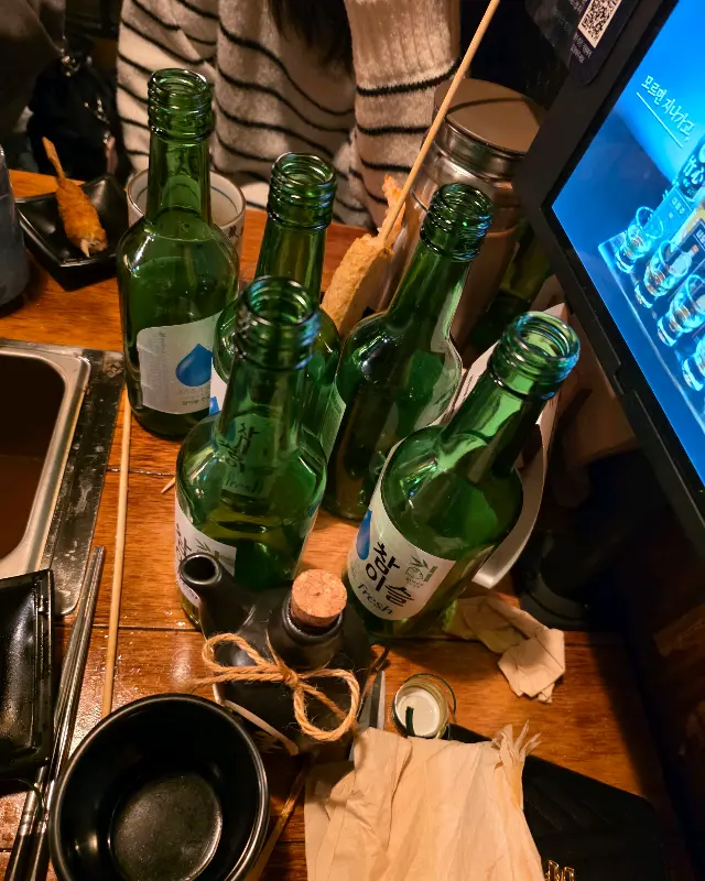 술병이 쌓여가는 모습