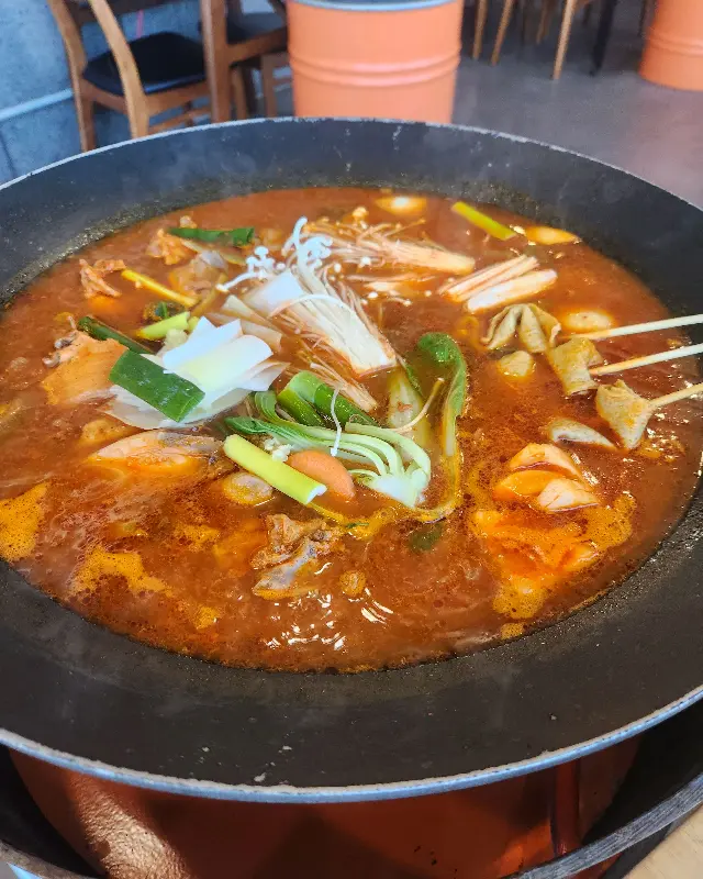 솥뚜껑에 끓고 있는 닭볶음탕