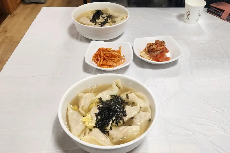 만두국과 밑반찬