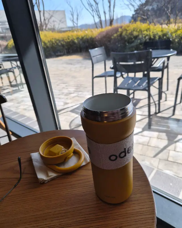 창밖 풍경을 감상하며 즐기는 커피 한 잔