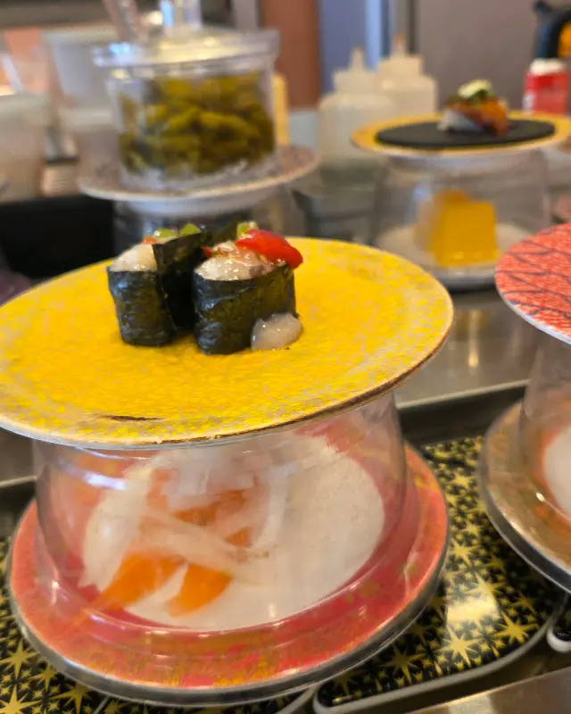 레일 위를 돌아가는 초밥들