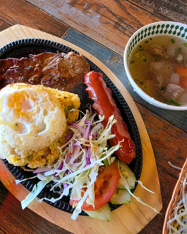 스테이크와 볶음밥, 샐러드의 조화