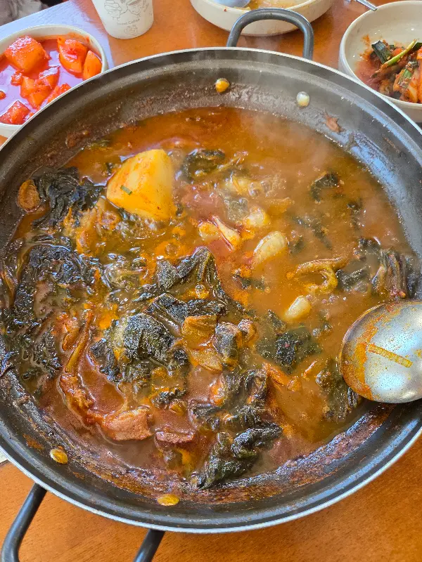 감자, 우거지, 뼈가 어우러진 감자탕