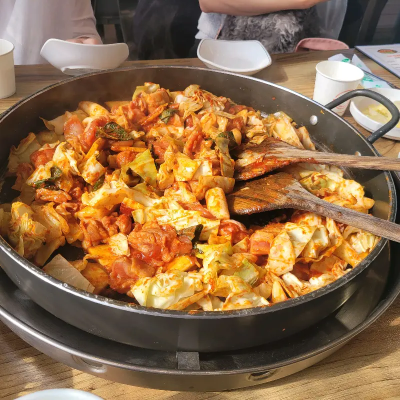 푸짐하게 담겨져 나오는 닭갈비의 모습은 식욕을 자극한다.
